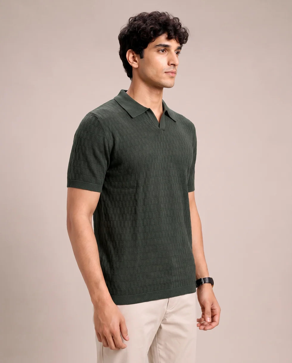 Close front view of the emerald green tonal textured knit polo showing its open johnny collar